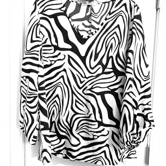 Lovely Black and White Vneck Ballon sleeves blouse - Picture 1 of 2